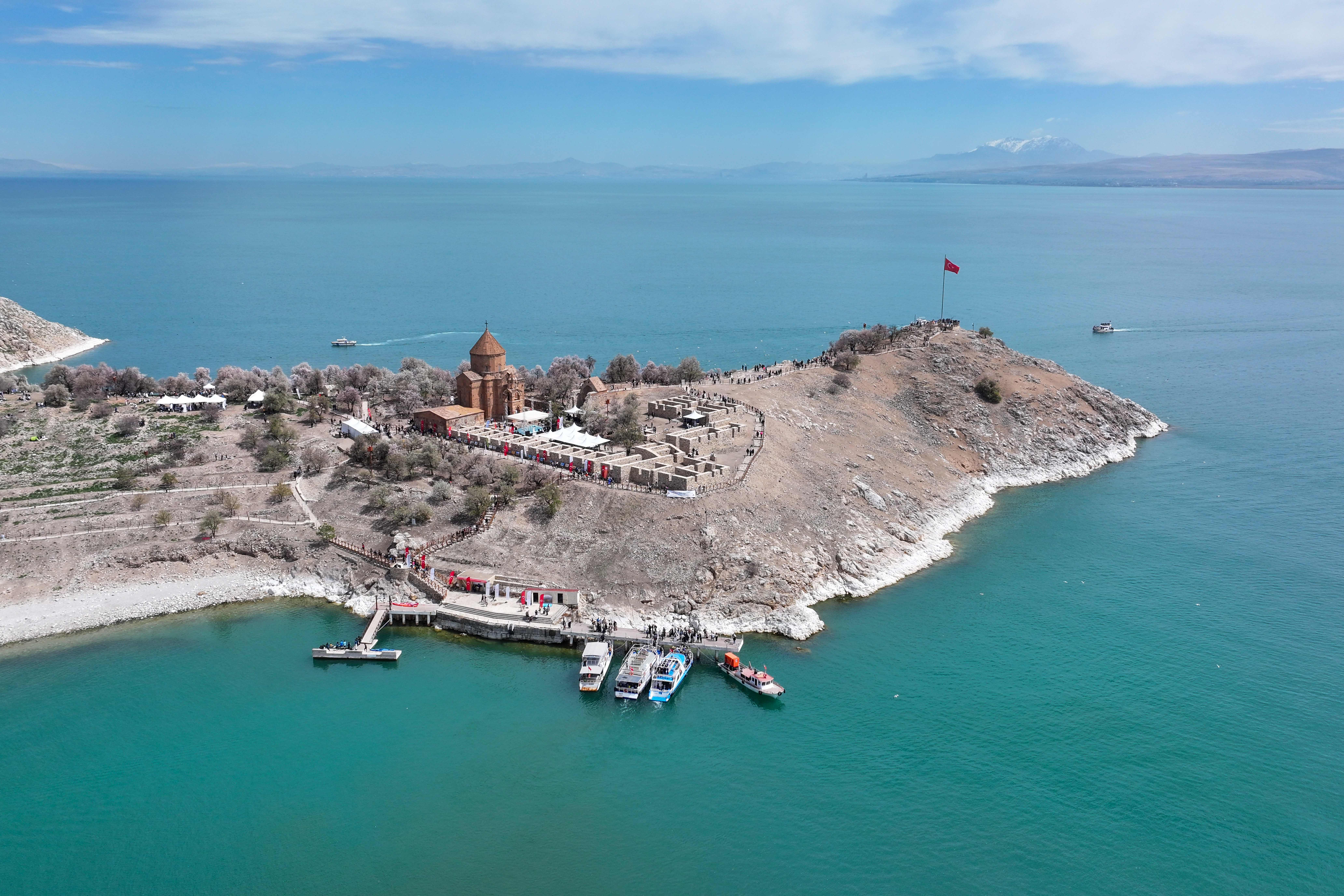 Van Gölü'ndeki Akdamar Adası: Badem Çiçeği Festivali Rüzgarı
