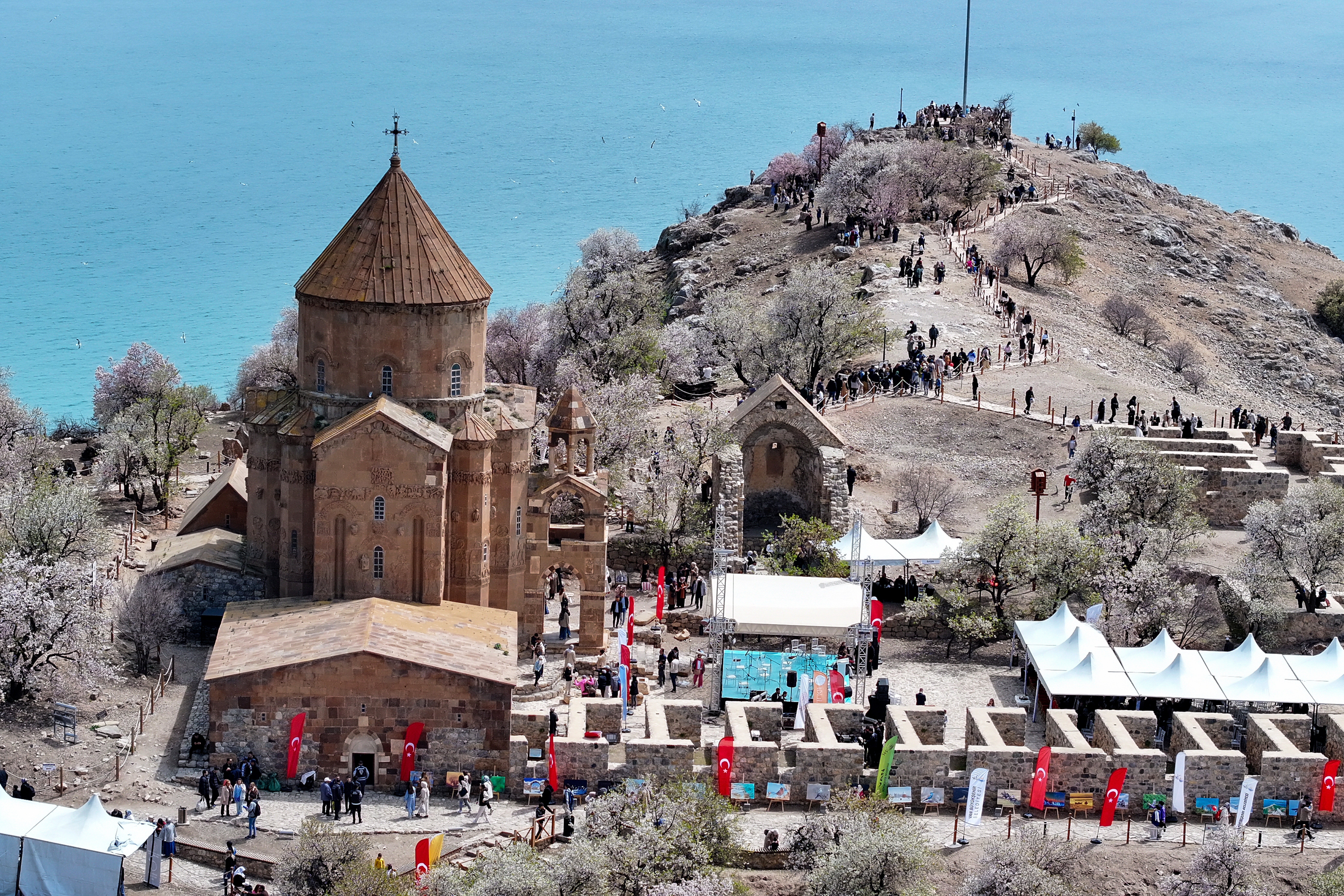 Van Gölü'ndeki Akdamar Adası: Badem Çiçeği Festivali Rüzgarı
